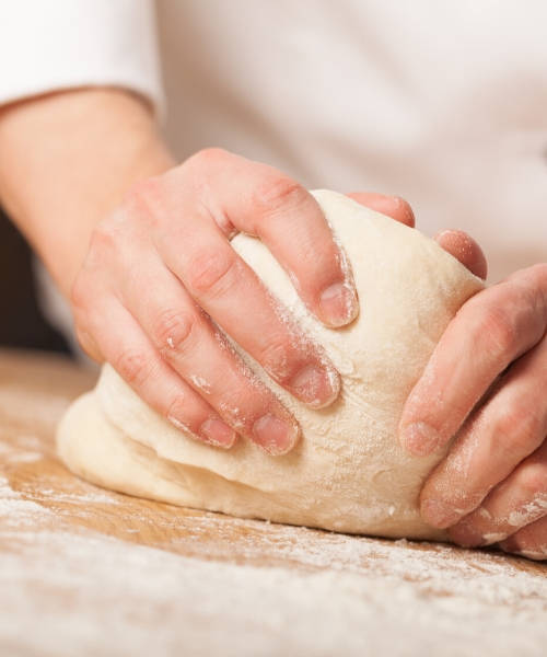 Lavorazione impasto per dolci o pane