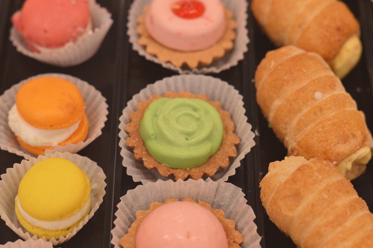 Macaron colorati, cestini di frolla ripieni e cannoli alla crema