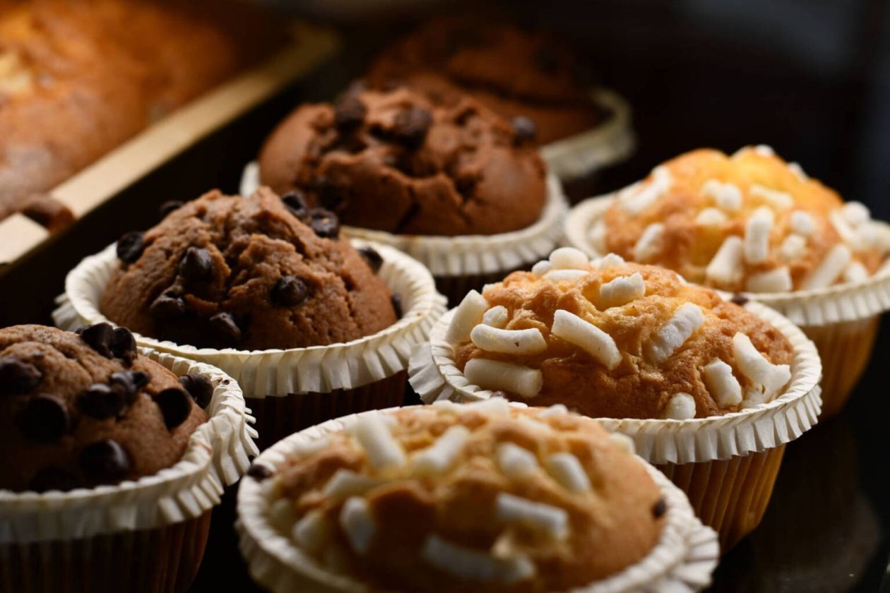Muffin al cioccolato e vaniglia con granella