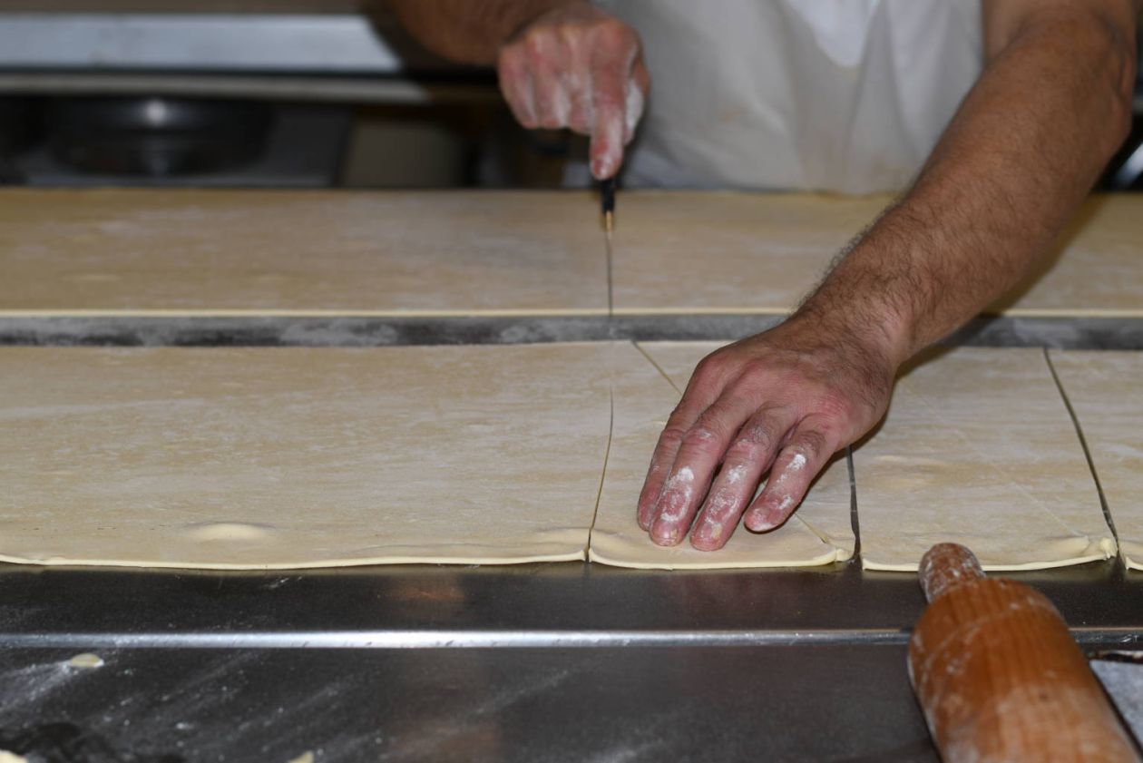 Taglio della pasta sfoglia per semilavorati