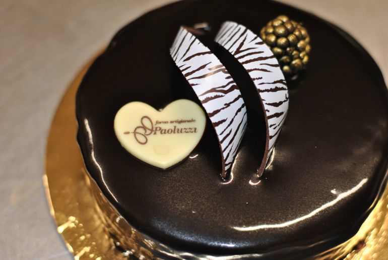 Torta sacher con decorazione oro