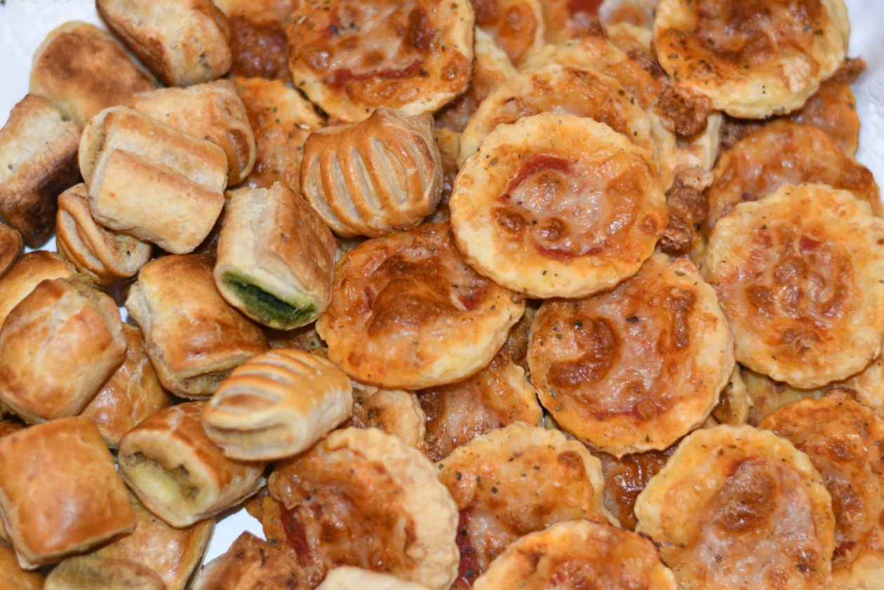 Pizzette pasta sfoglia e pasticcini salati