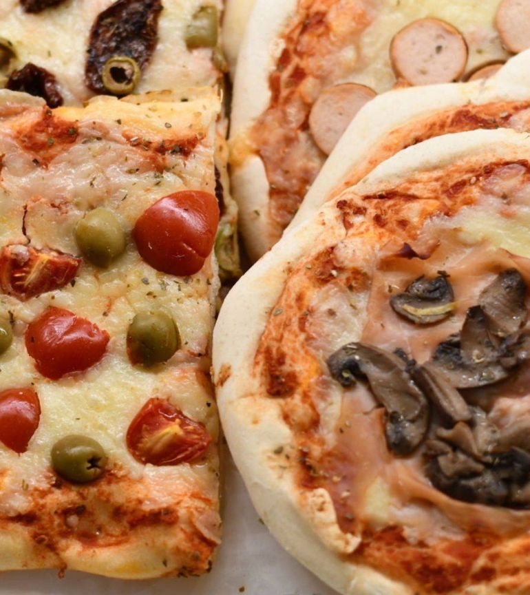 Pizze del panificio Paoluzzi con olive e pomodorini, wurstel, prosciutto e funghi