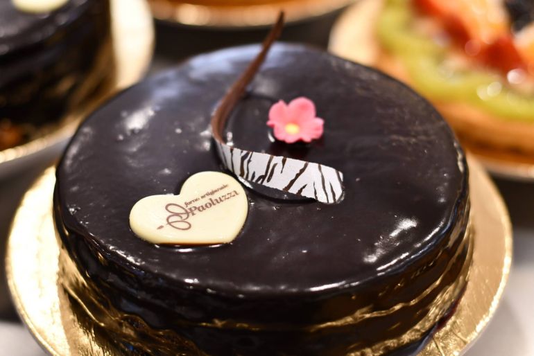 Torta sacher decorata con fiore rosa commestibile