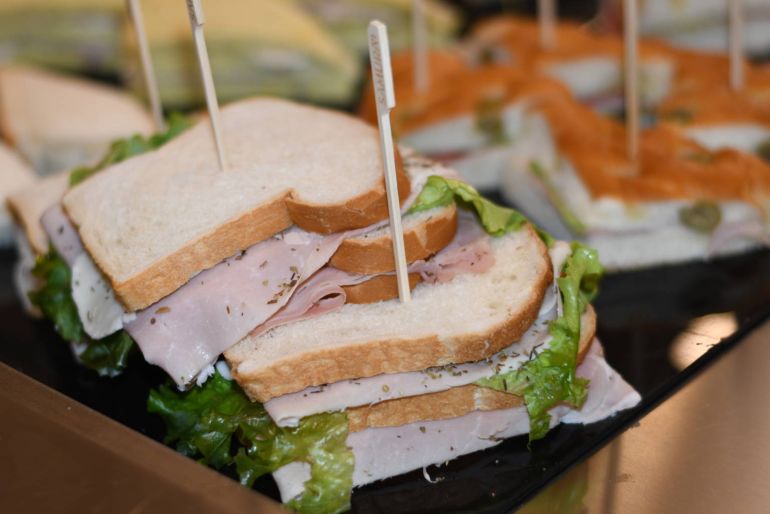 Sandwich con prosciutto cotto e insalata