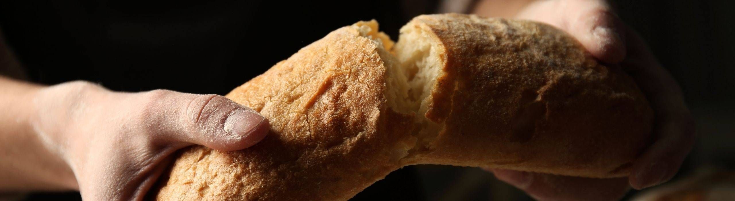 Pagnotta artigianale spezzata a metà