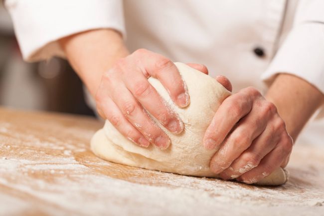 Impasto mentre viene lavorato a mano
